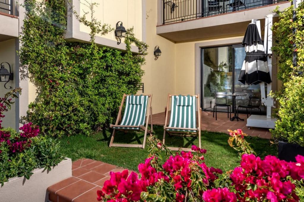 rooms-deluxe-garden-sea-view-room
