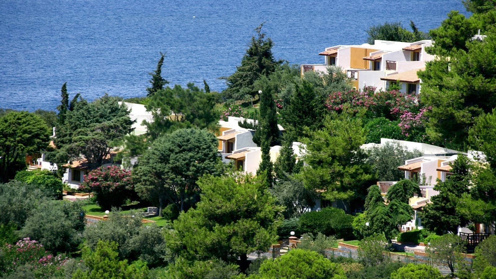 rooms-club-family-2-bedroom-balcony