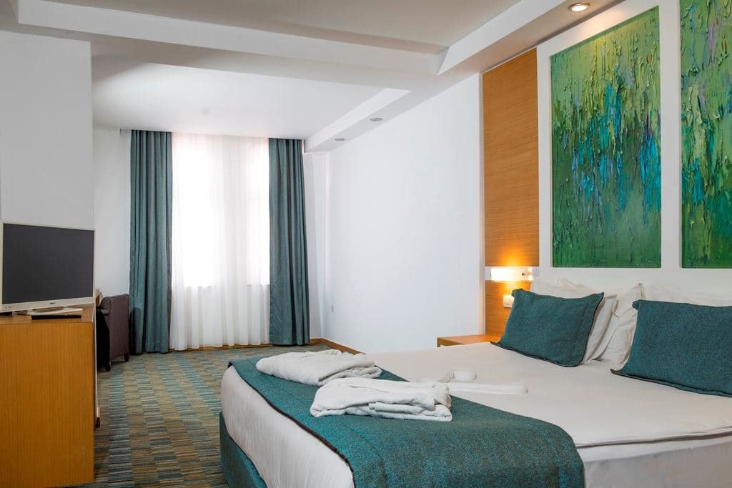 rooms-main-building-landview-room