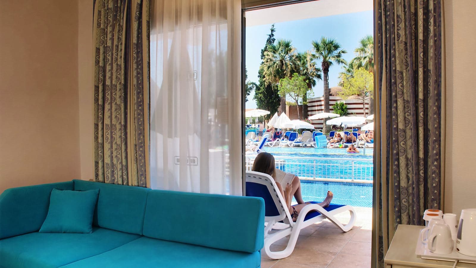 rooms-family-pool-suite-with-balcony