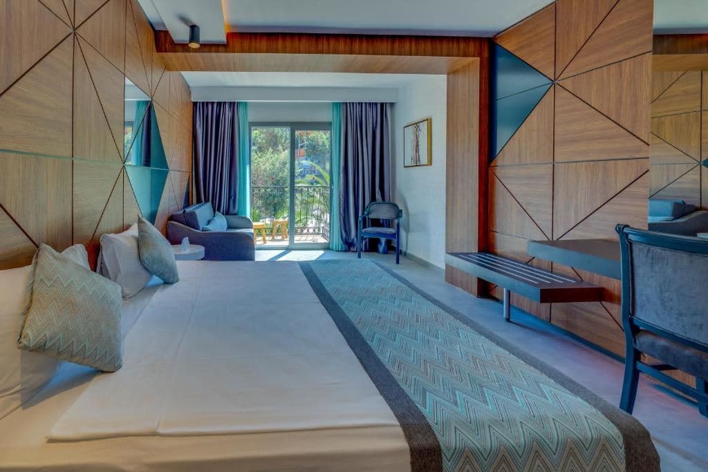 rooms-standard-large-mainbuilding-with-balcony--garden-view
