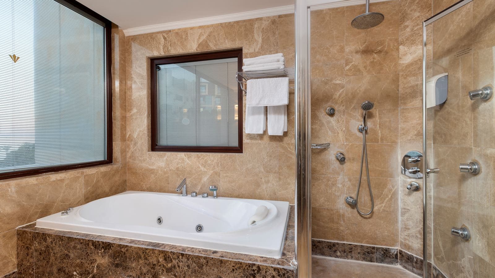 rooms-jacuzzi-suite