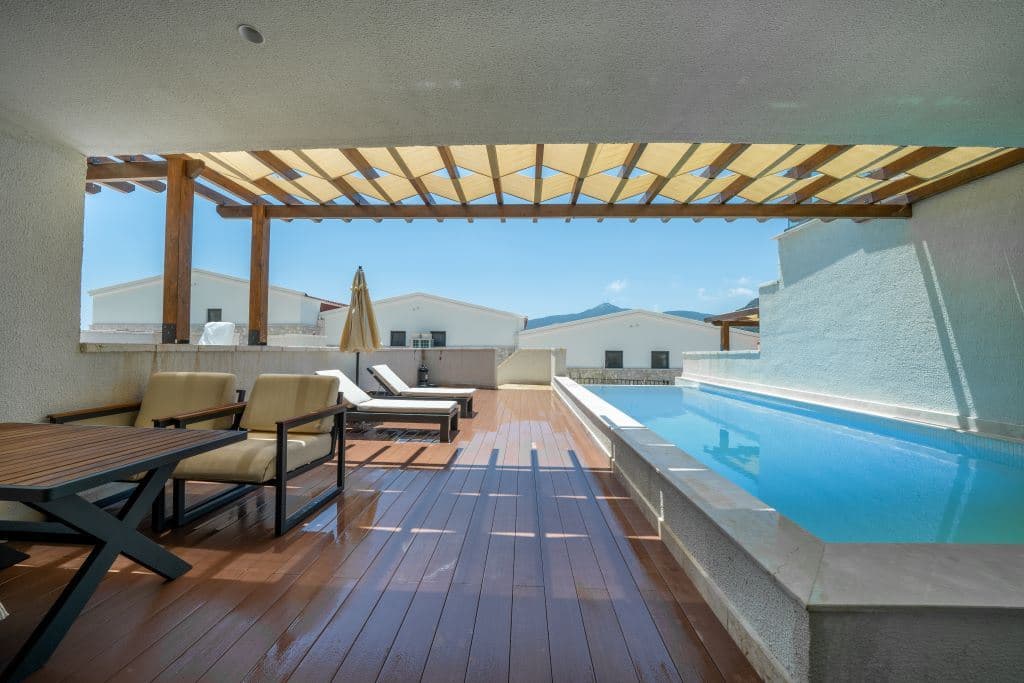 rooms-senior-suite-garden-view-private-pool