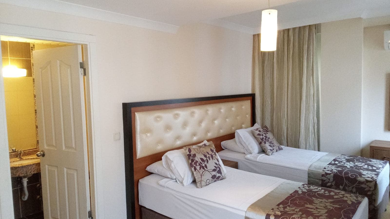 rooms-coral-room
