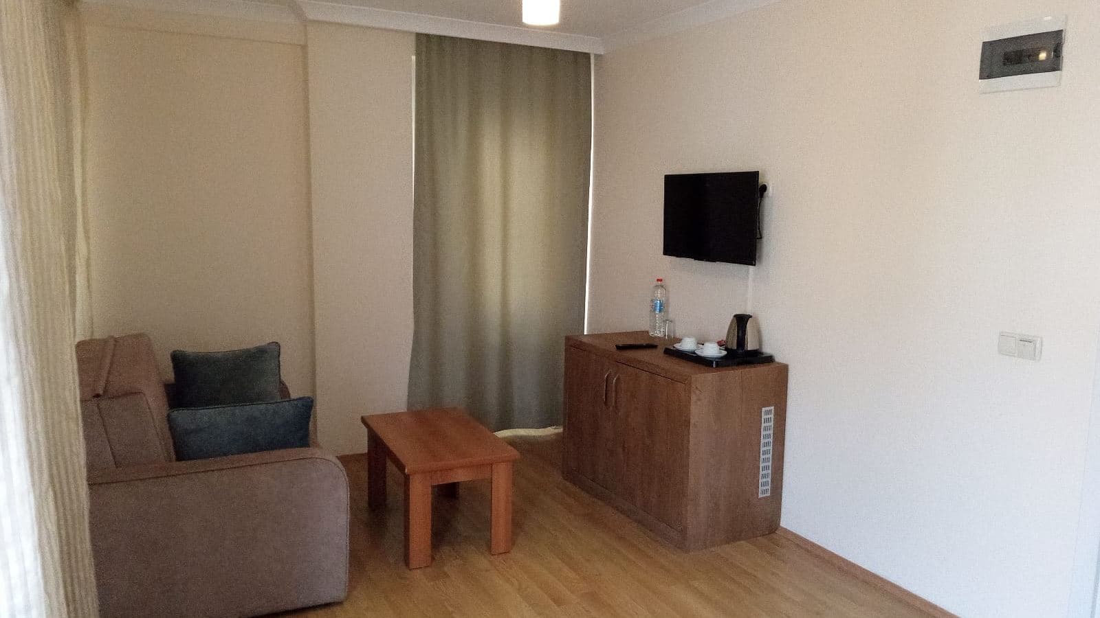 rooms-coral-room