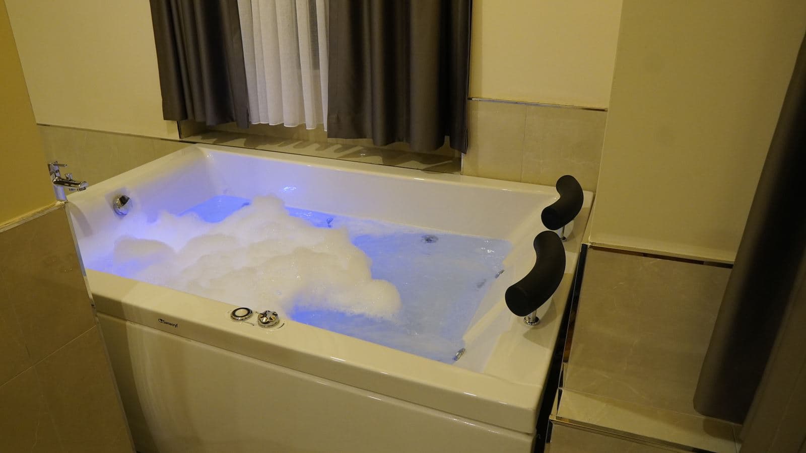 rooms-vip-jacuzzi-room