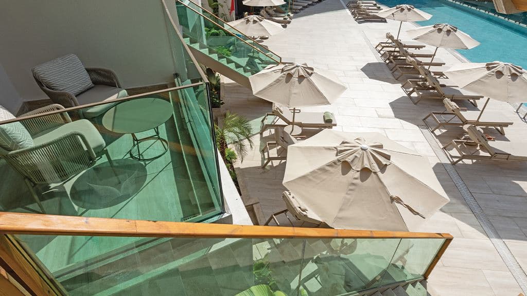 rooms-superior-pool-access-via-stairs