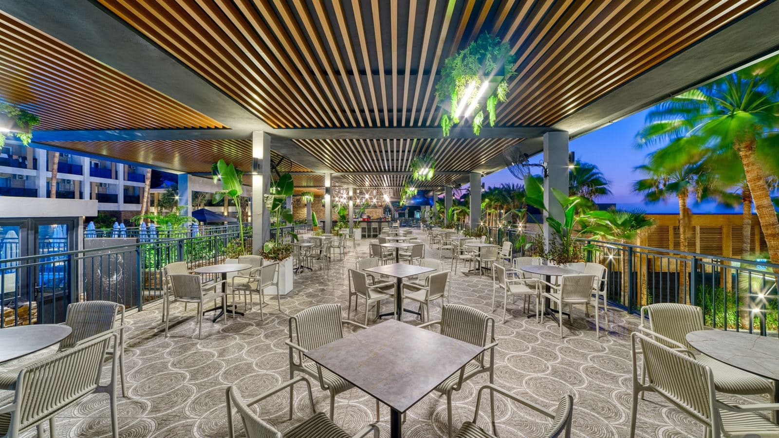 bars-enjoy-pool-bar