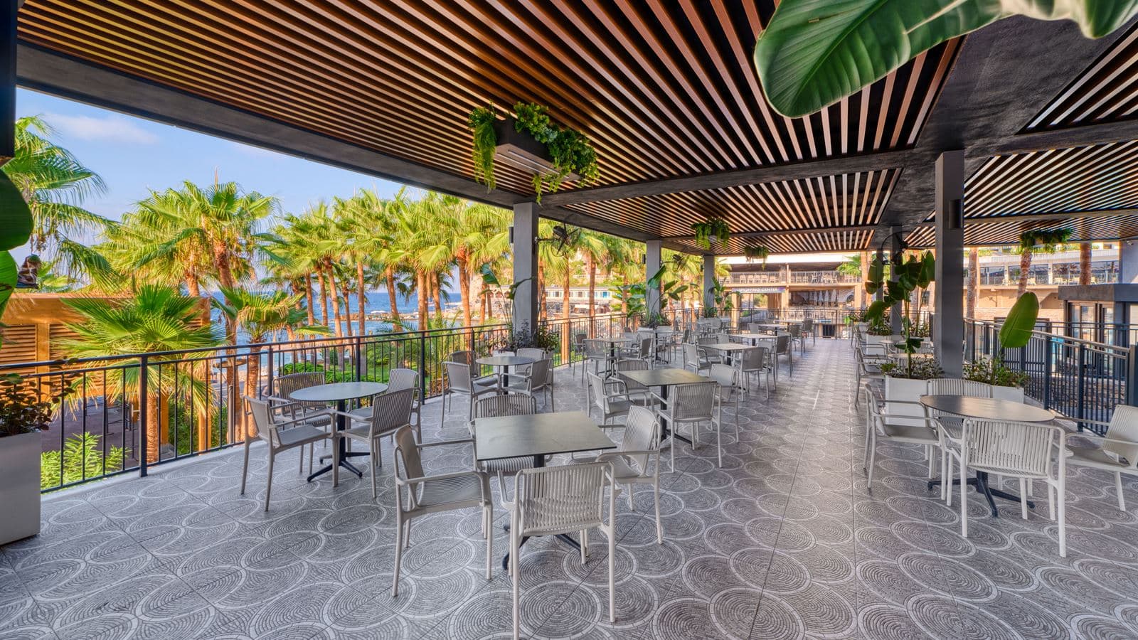 bars-enjoy-pool-bar