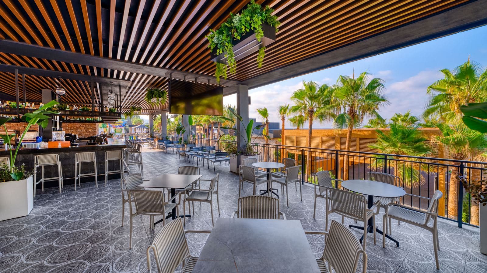 bars-enjoy-pool-bar