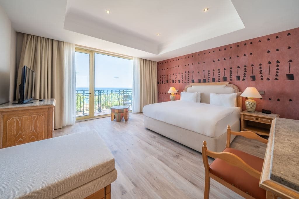 rooms-family-room-land-view