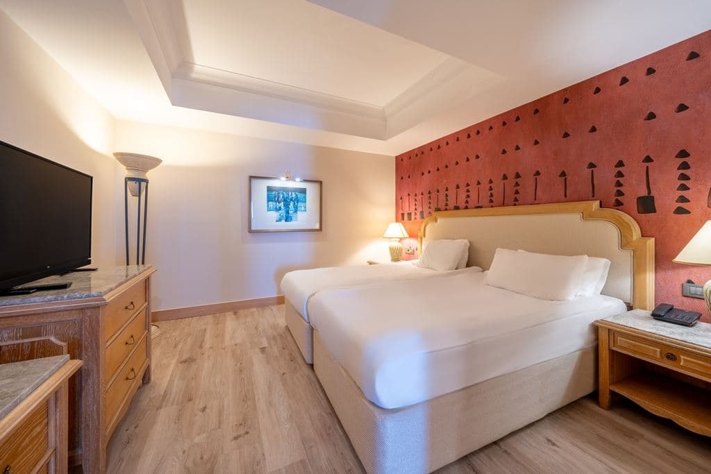 rooms-family-room-land-view