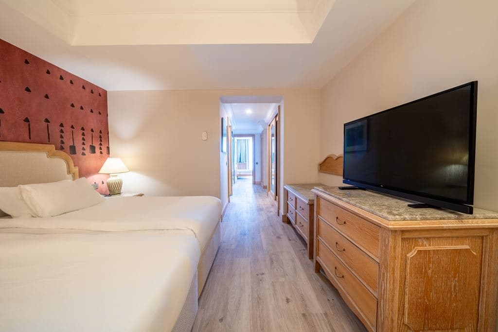 rooms-family-room-side-sea-view