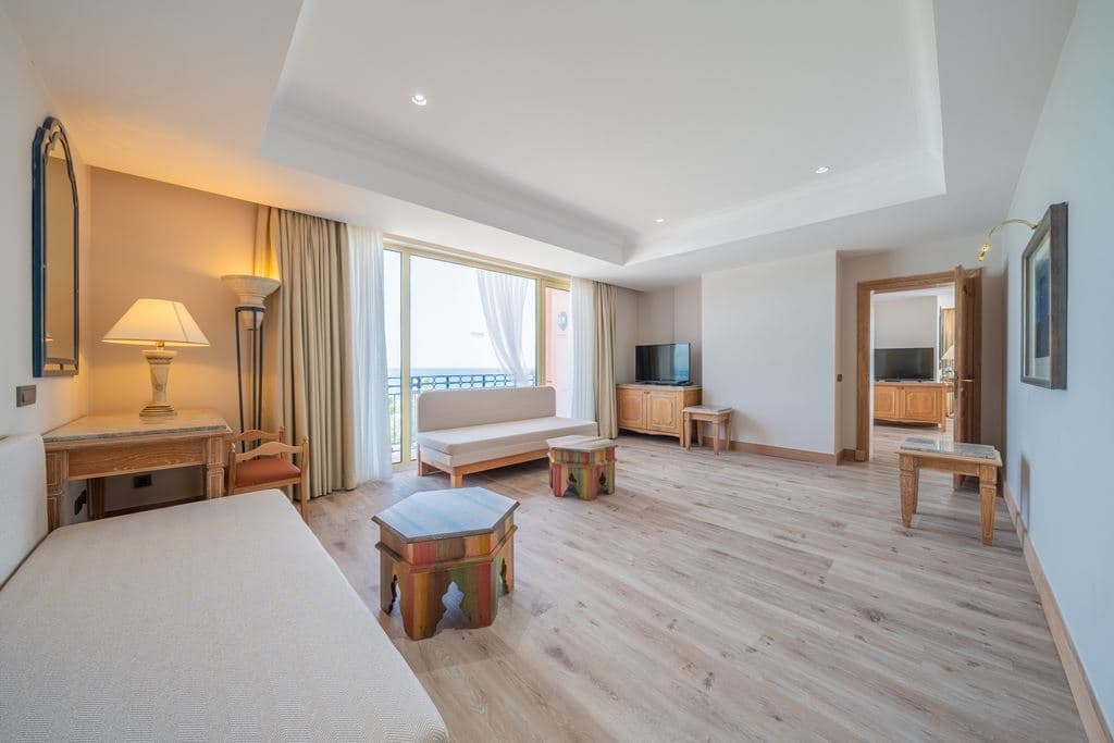 rooms-deluxe-suite-land-view