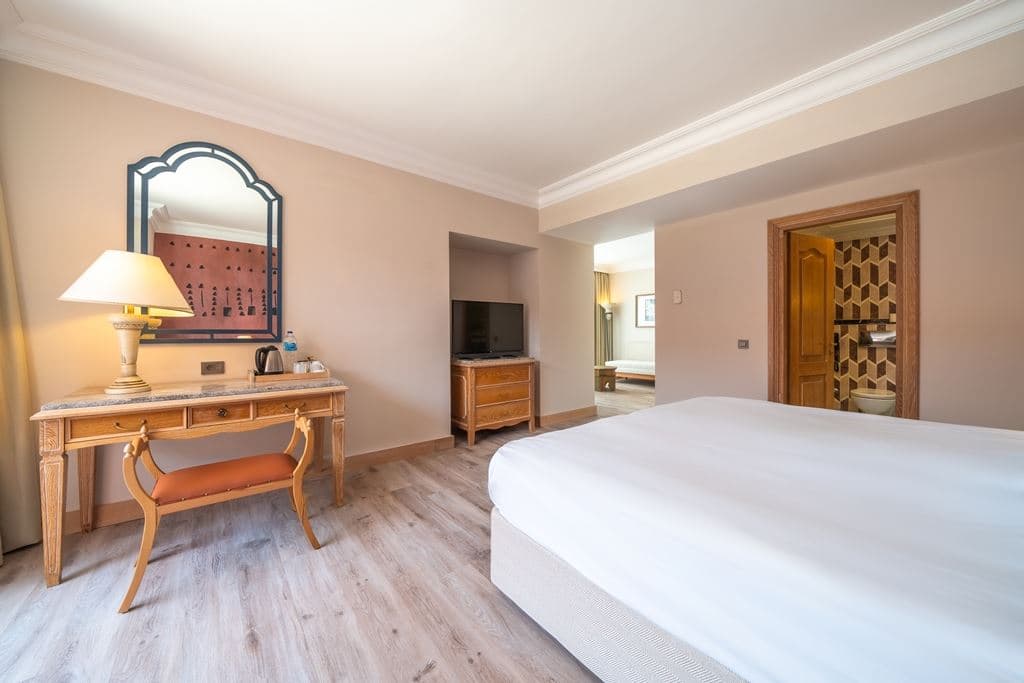 rooms-junior-suite-side-sea-view