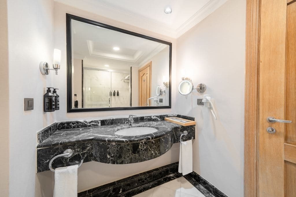 rooms-junior-suite-side-sea-view