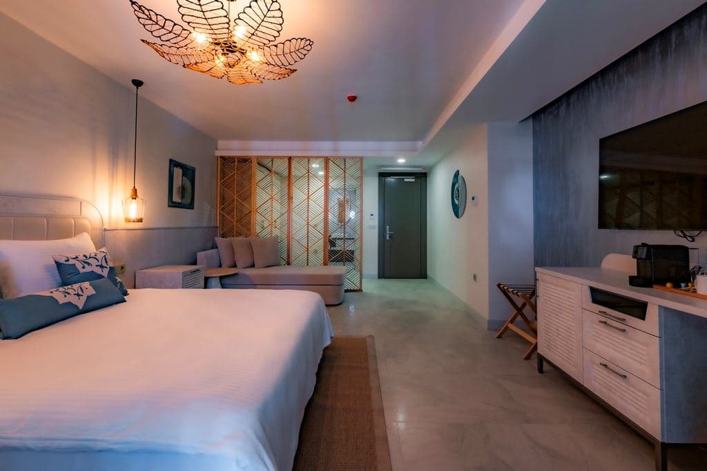 rooms-deluxe-room-partial-sea--pool-view