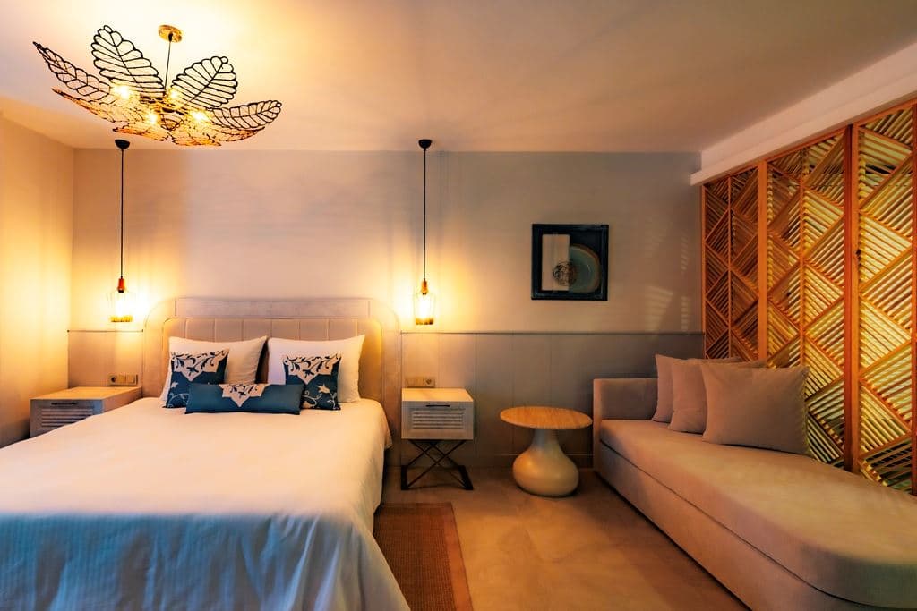 rooms-deluxe-room-partial-sea--pool-view