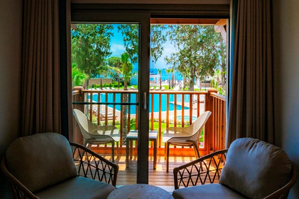 rooms-deluxe-room-partial-sea--pool-view