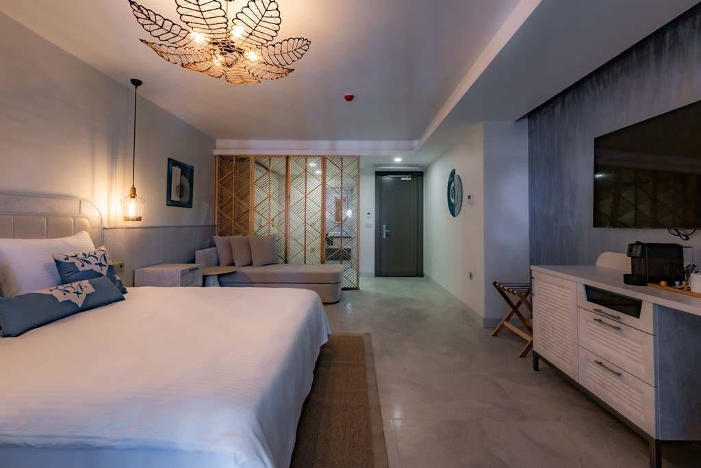 rooms-deluxe-room-partial-sea--pool-view