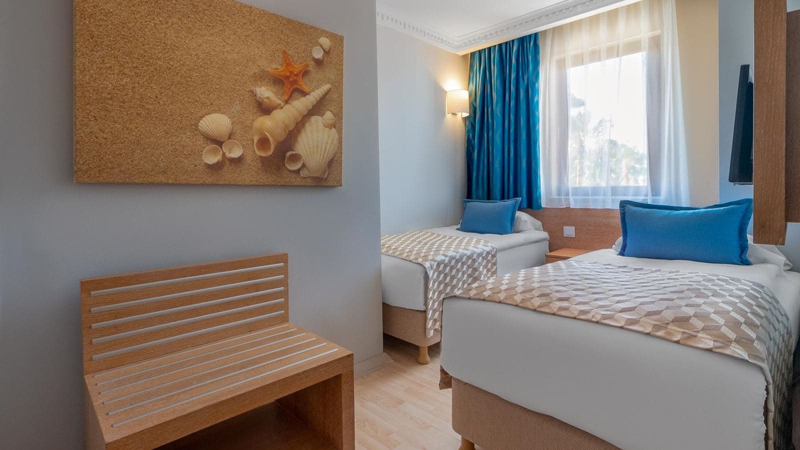rooms-family-room-land-view