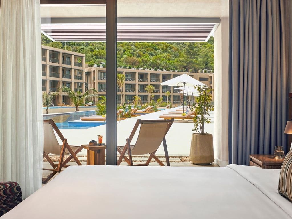 rooms-all-access-with-pool-view