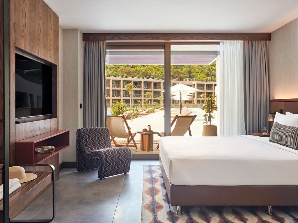 rooms-all-access-with-pool-view