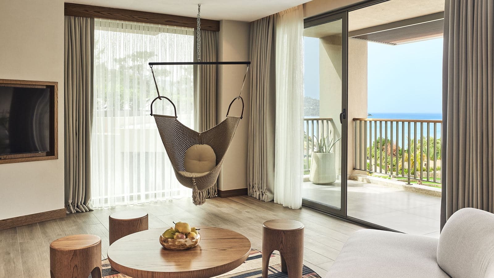 rooms-platinum-suite-king-with-pool-view