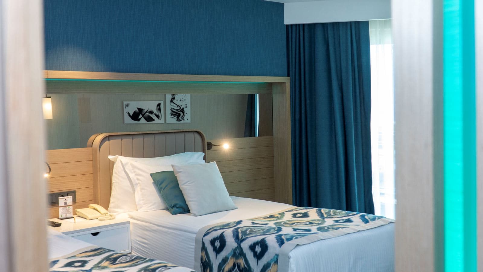 rooms-superior-standard-room-side-sea-view-with-balcony