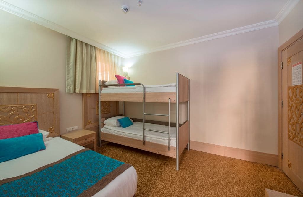 rooms-family-room-land-view-with-bunk-bed