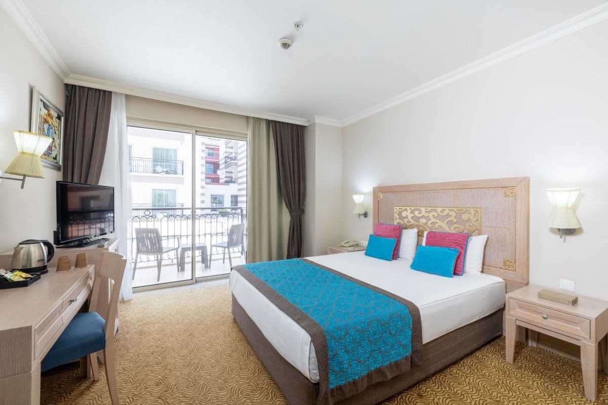 rooms-coral-room