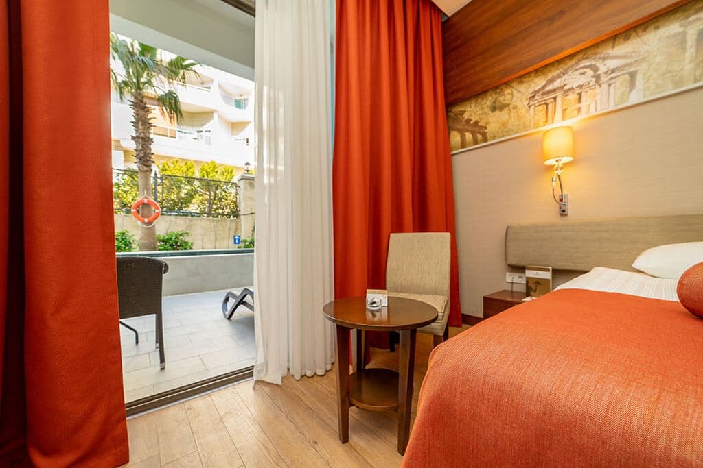rooms-relax-pool