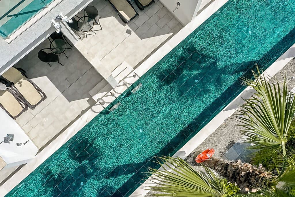 rooms-relax-pool