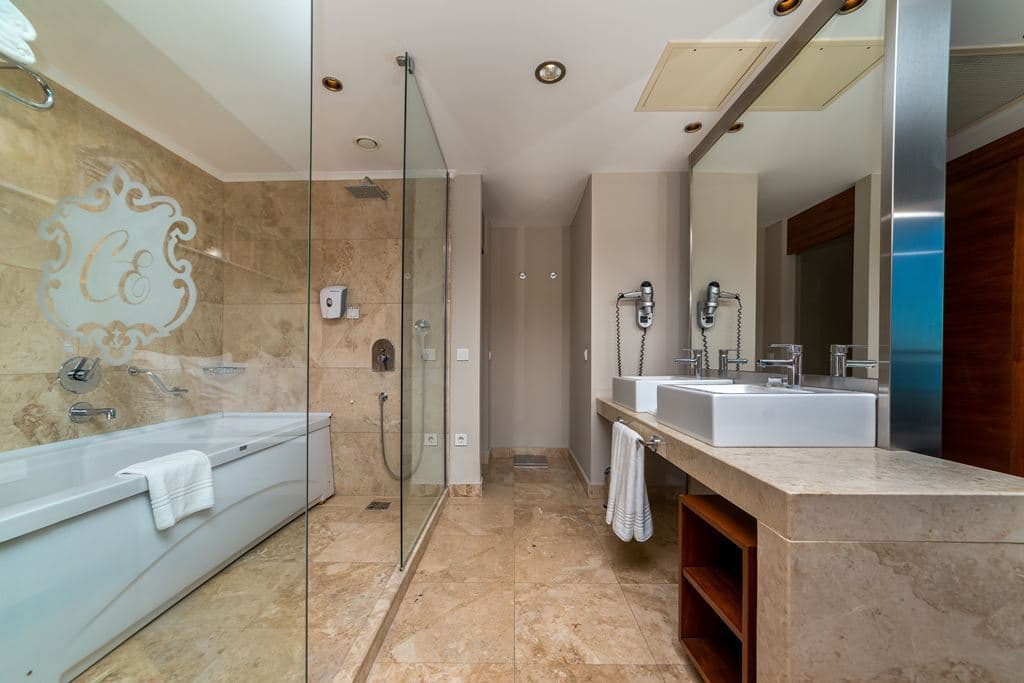 rooms-deluxe-suite