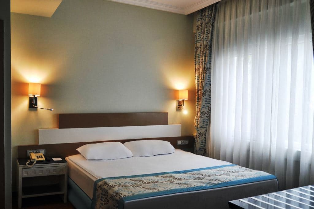 rooms-club-room