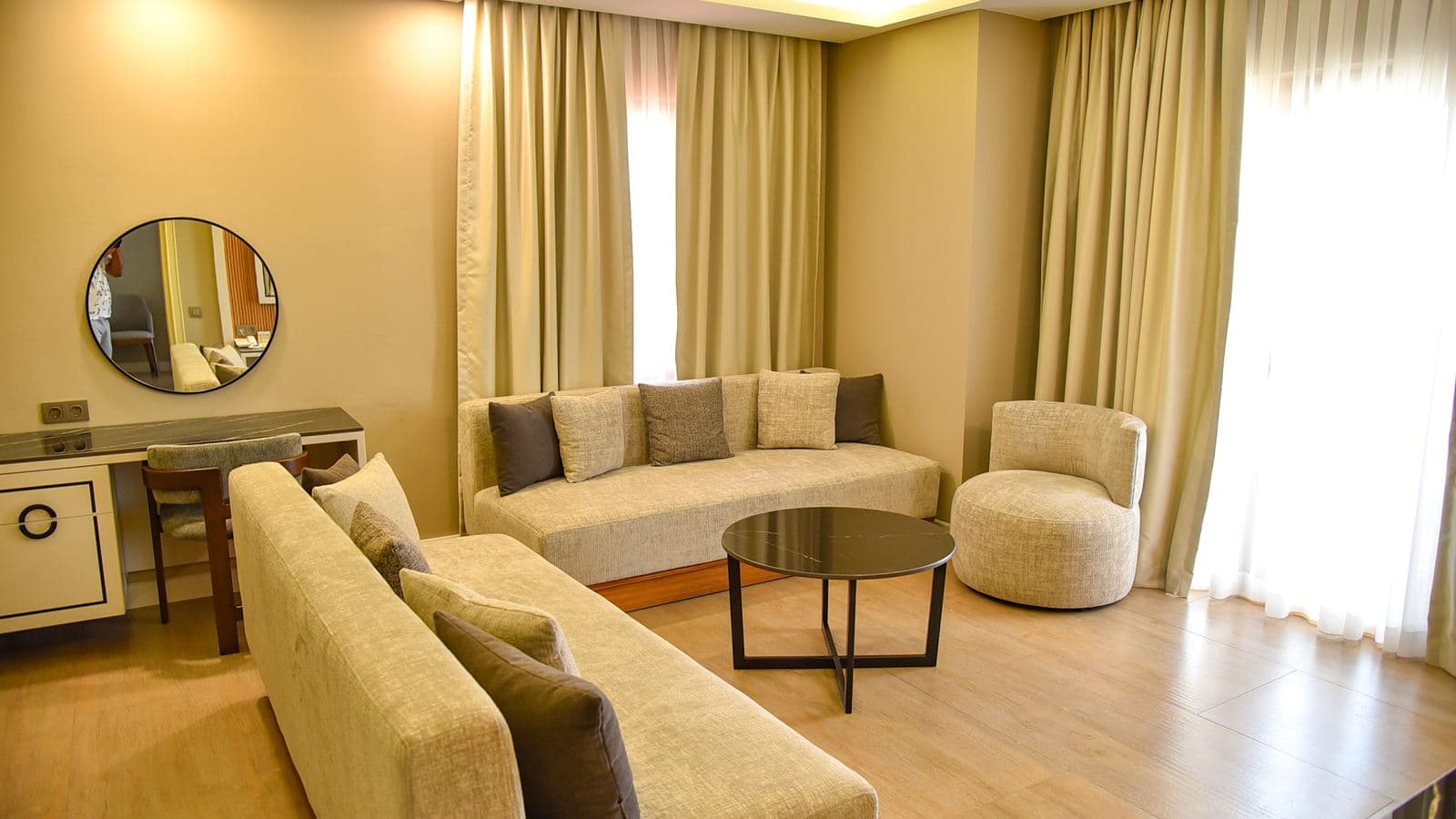 rooms-comfort-suit-main-building-land-view