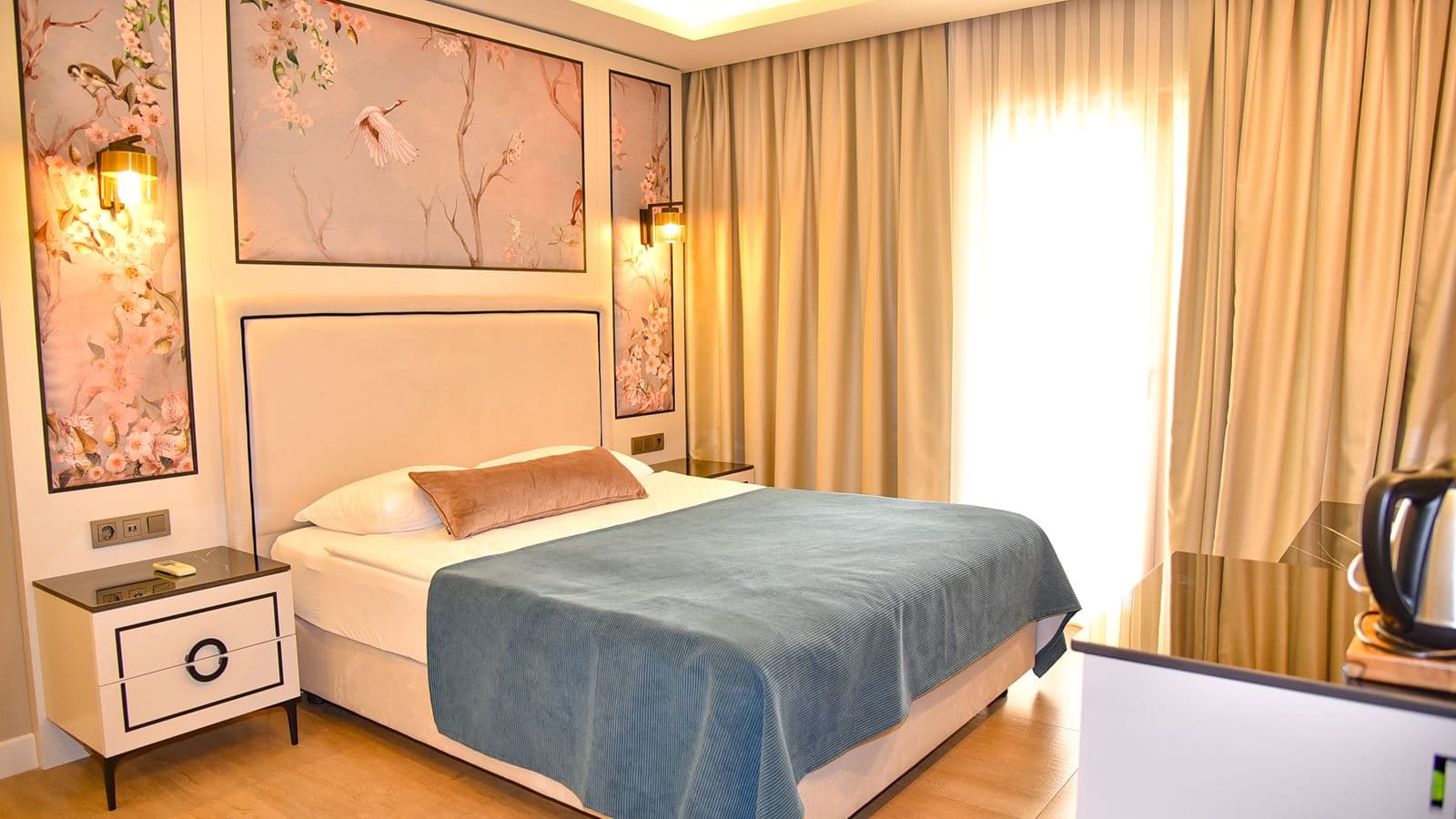 rooms-comfort-suit-main-building-land-view