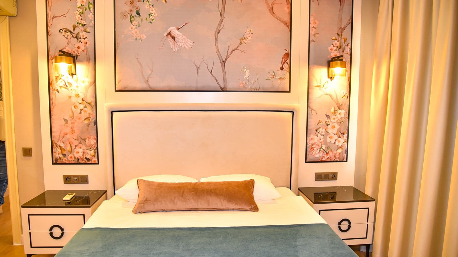rooms-comfort-suit-main-building-land-view