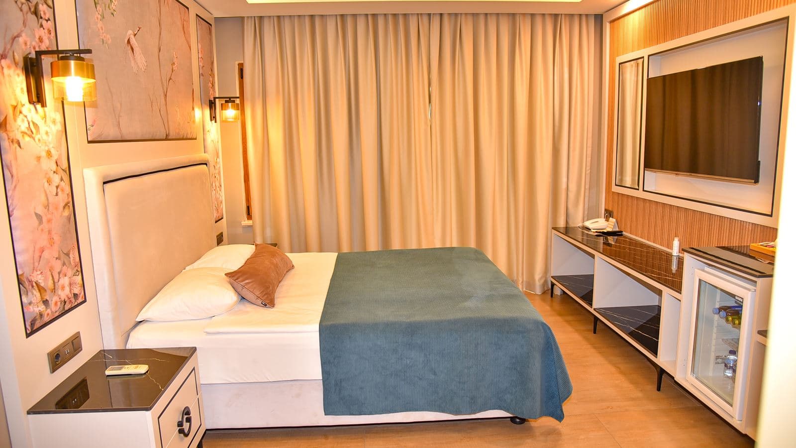 rooms-comfort-suit-main-building-land-view