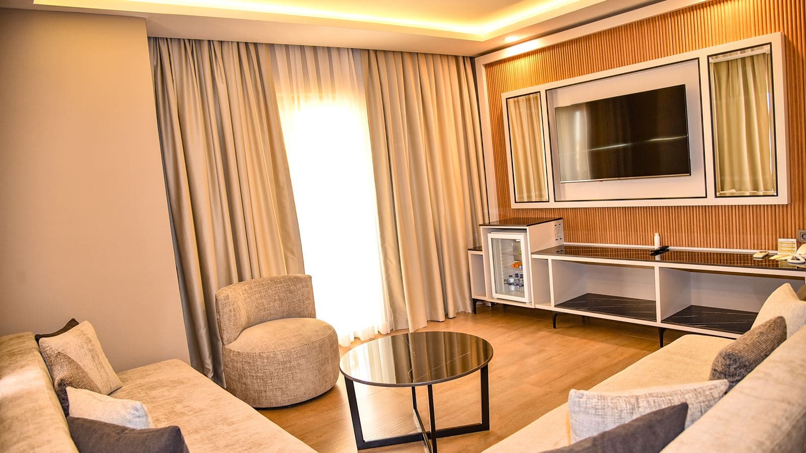 rooms-comfort-suit-main-building-land-view