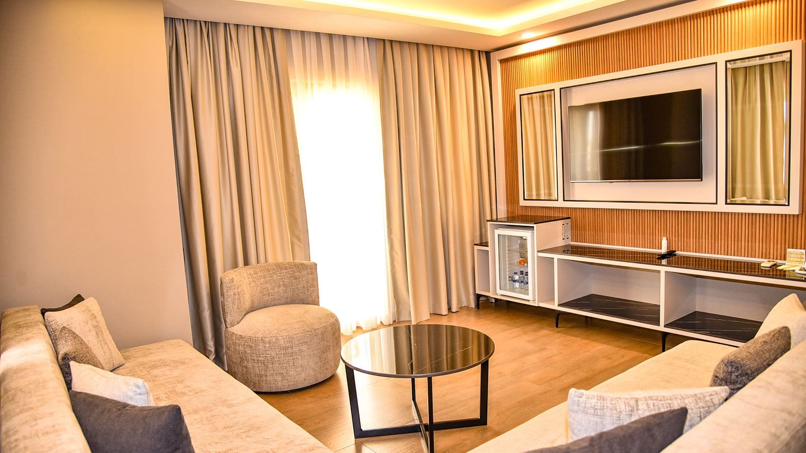 rooms-comfort-suit-main-building-land-view