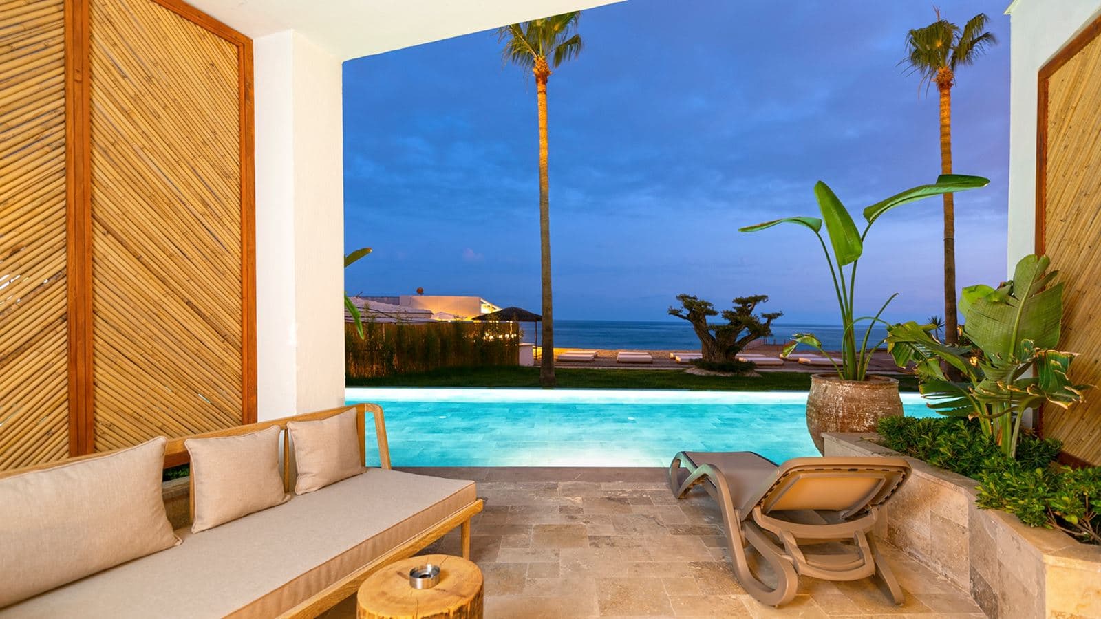 rooms-deluxe-sea-view-room-swim-up