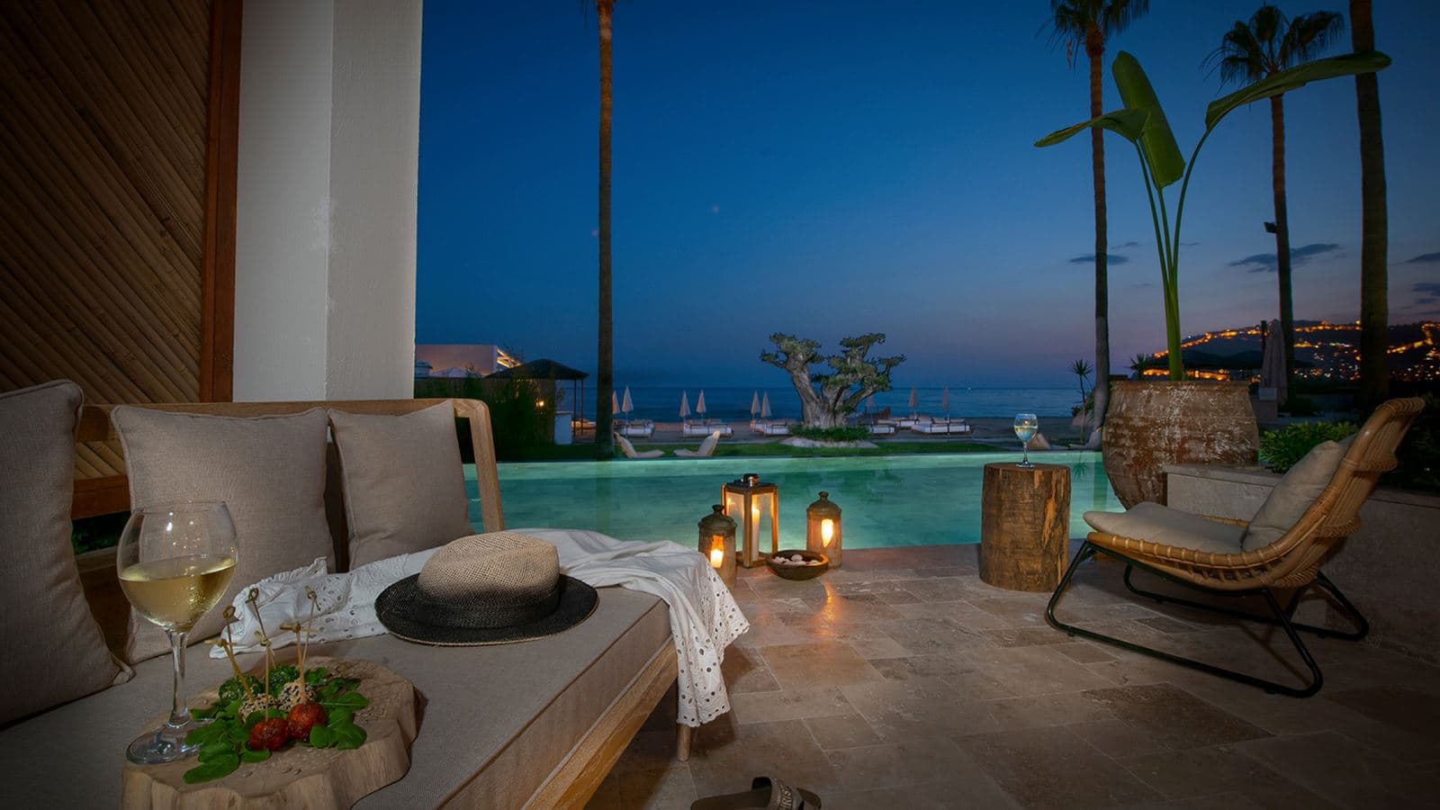 rooms-deluxe-sea-view-room-swim-up