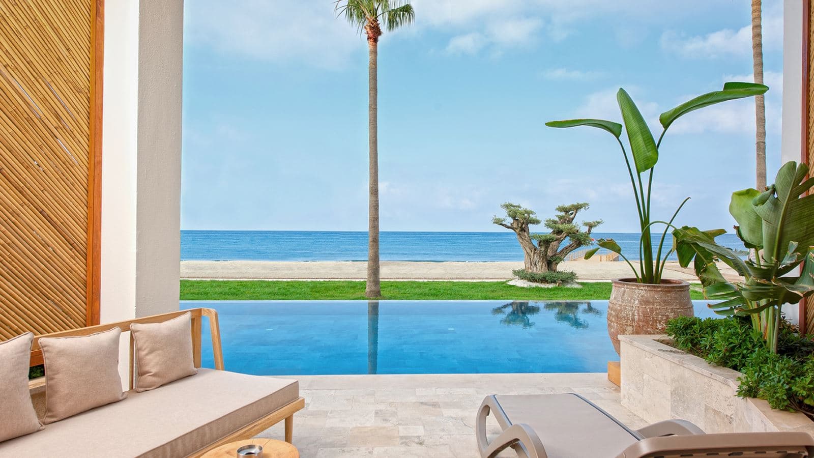rooms-deluxe-sea-view-room-swim-up