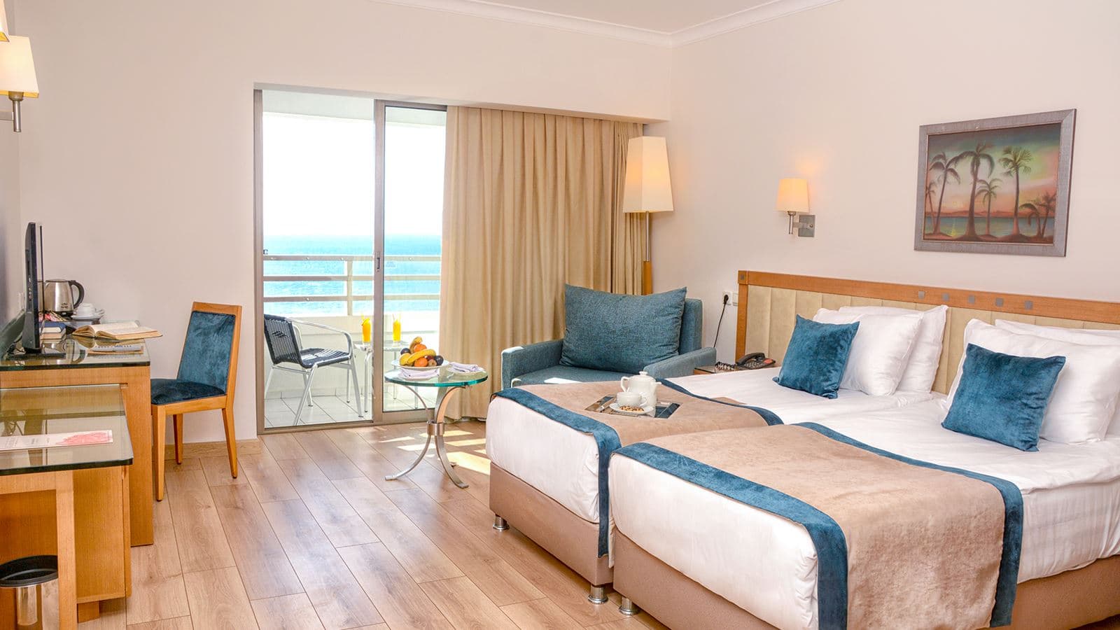 rooms-large-room-seaview-balcony
