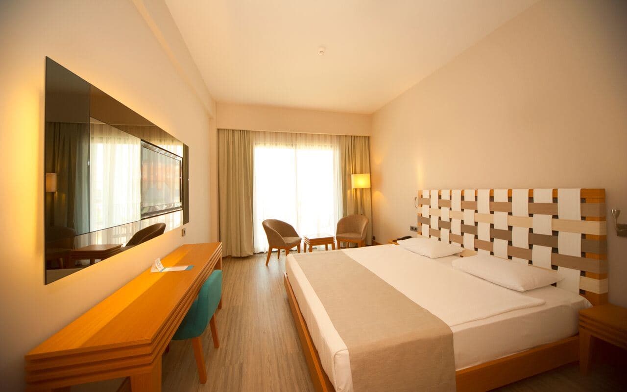 rooms-standart-pool-view-room