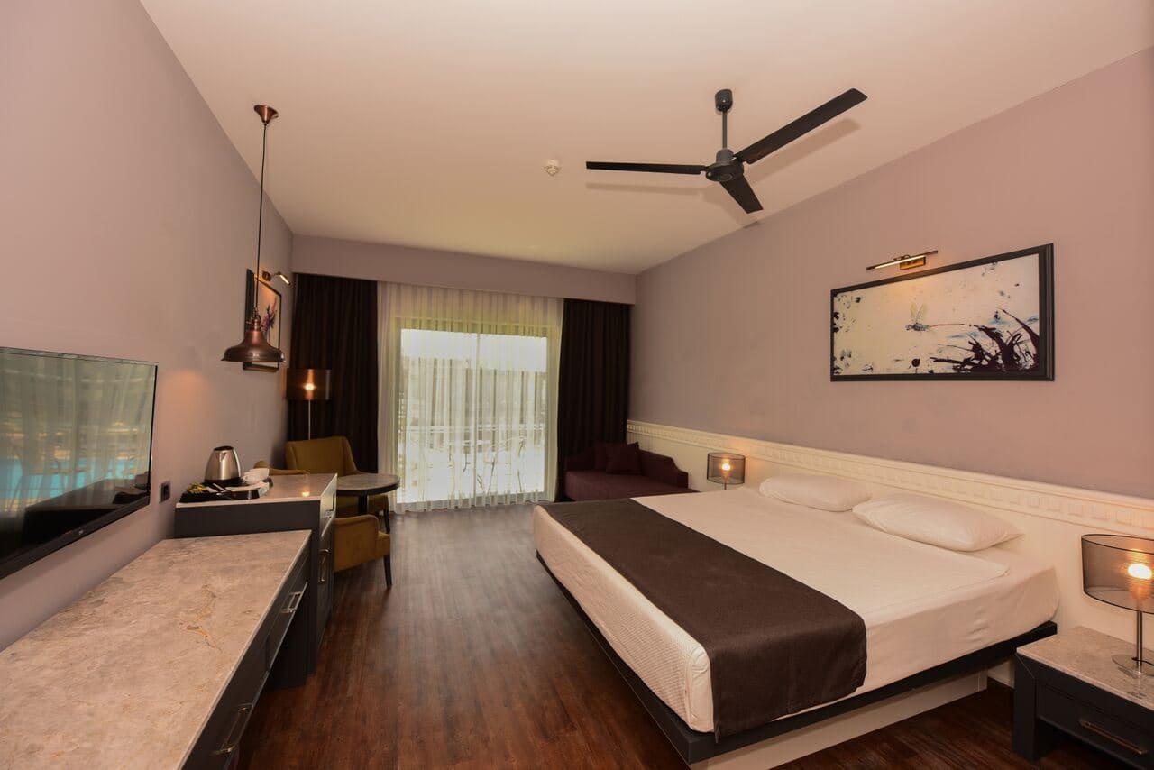 rooms-standart-pool-view-room