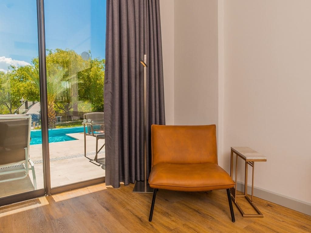 rooms-swim-up-room