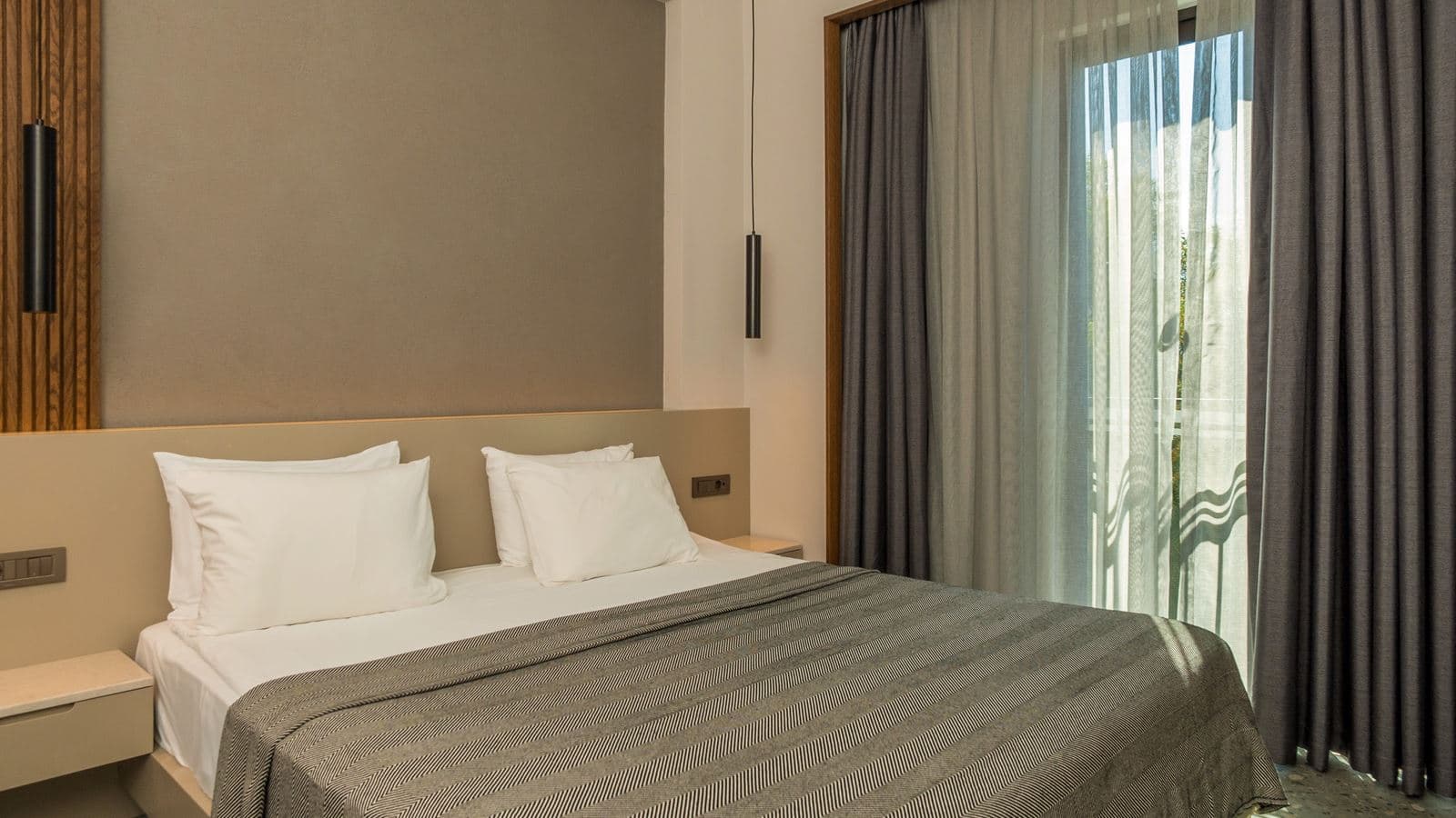 rooms-family-suit