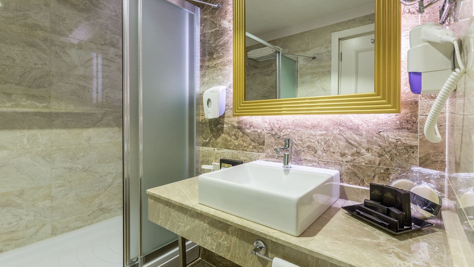 rooms-standart-poolview-room